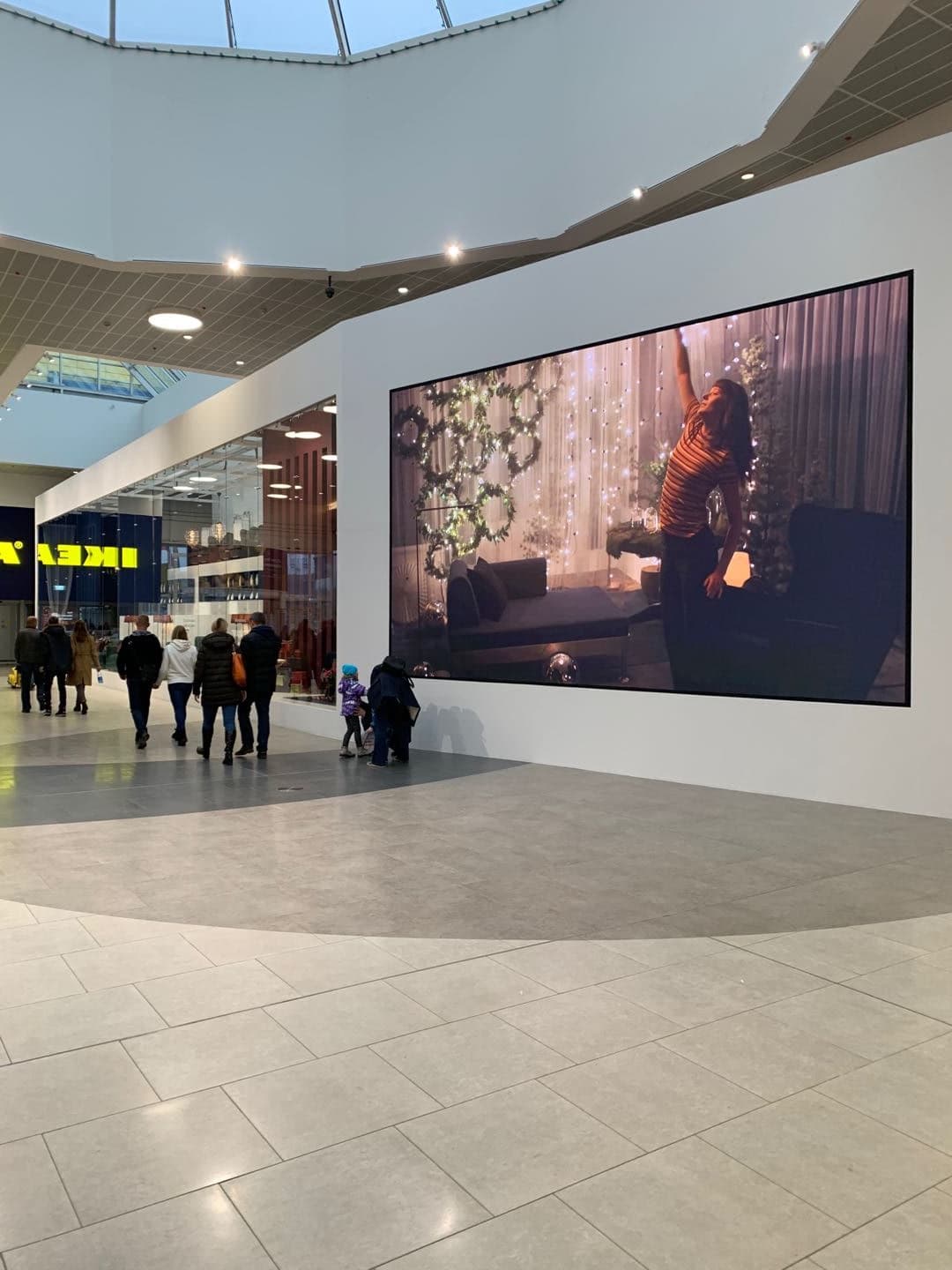 Veliki indoor LED zid u trgovačkom centru